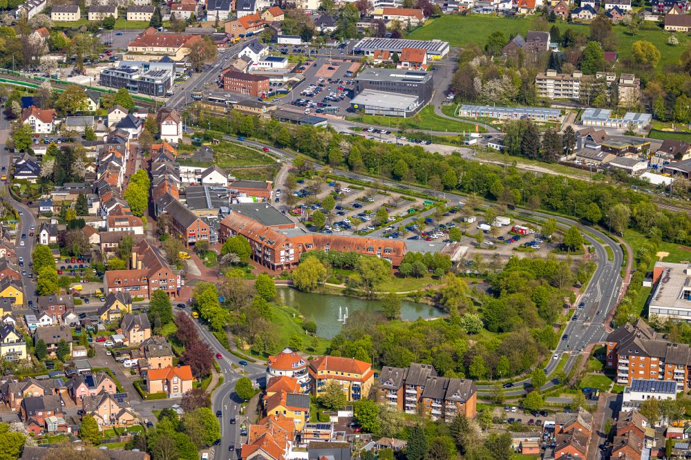 Luftaufnahme Bönen - Mehrfamilienhaussiedlung am Gemeindeteich in Bönen im Bundesland Nordrhein-Westfalen, Deutschland