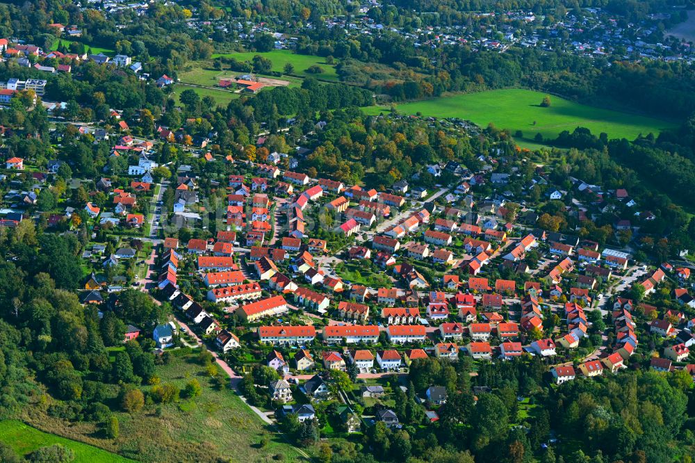 Schildow aus der Vogelperspektive: Mehrfamilienhaussiedlung am Lärchensteig in Schildow im Bundesland Brandenburg, Deutschland