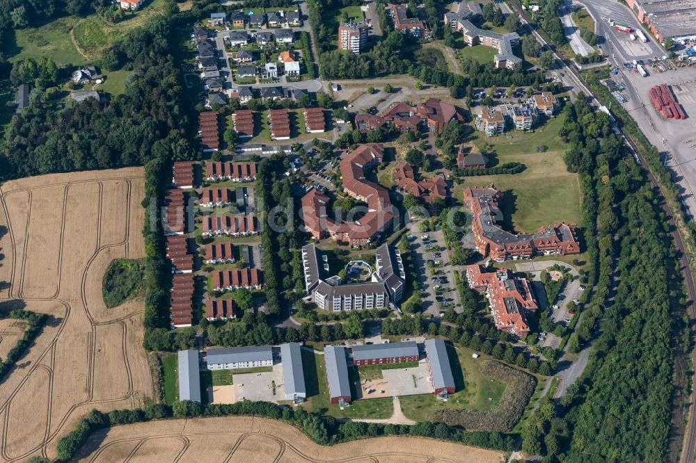 Luftaufnahme Travemünde - Mehrfamilienhaussiedlung an der Ostseestraße in Travemünde im Bundesland Schleswig-Holstein, Deutschland