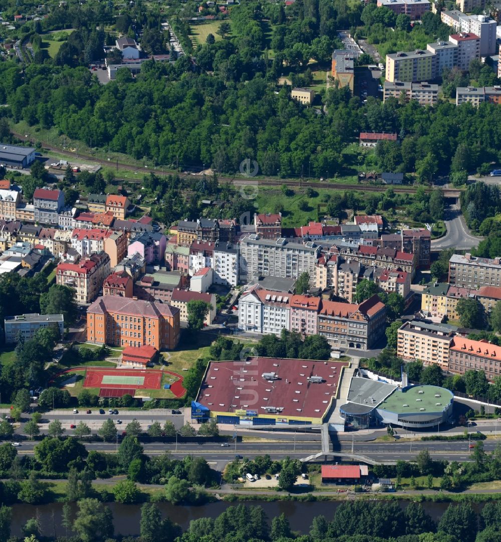 Luftbild Karlovy Vary - Karlsbad - Mehrfamilienhaussiedlung an der Straße Smeralova in Karlovy Vary - Karlsbad in Cechy - Böhmen, Tschechien