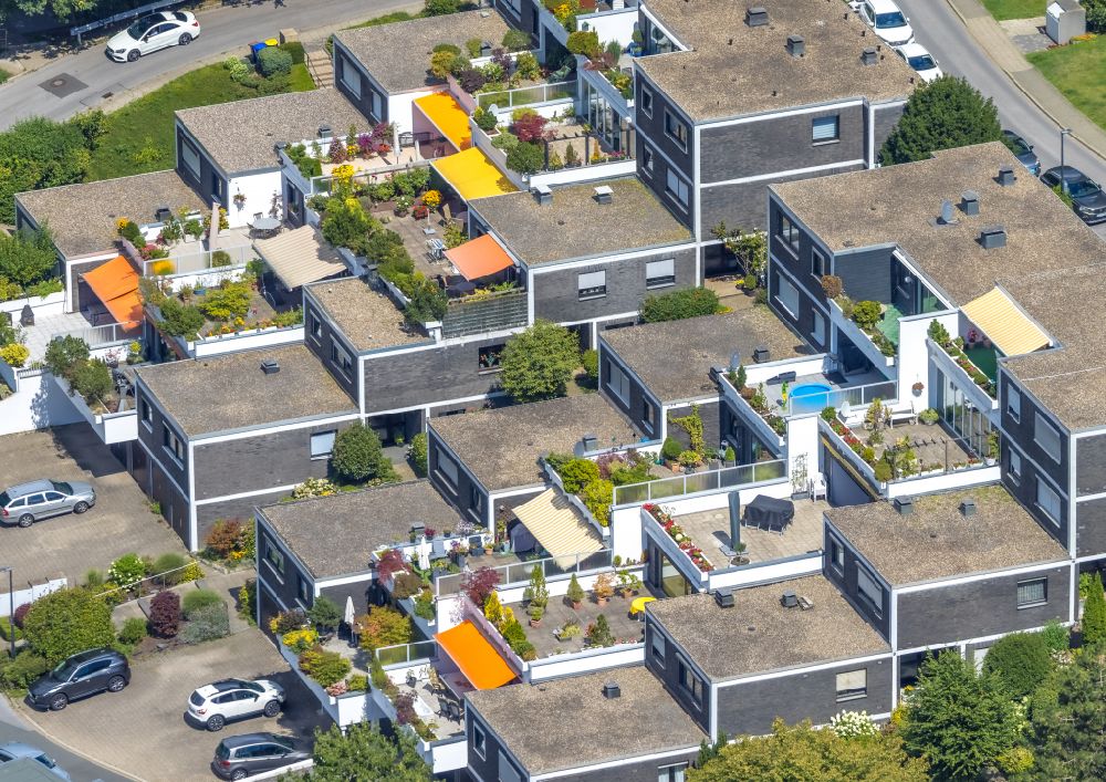 Heiligenhaus aus der Vogelperspektive: Mehrfamilienhaussiedlung mit treppenartigen Balkonen an der Hubertusstraße in Heiligenhaus im Bundesland Nordrhein-Westfalen