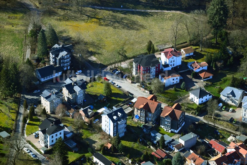Luftaufnahme Friedrichroda - Mehrfamilienhäuser entlang des Finsterberger Weges in Friedrichroda im Bundesland Thüringen, Deutschland