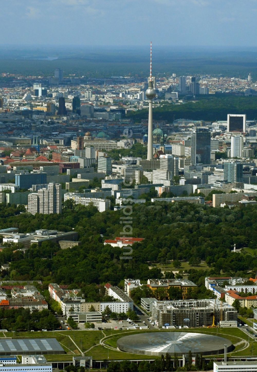 Luftaufnahme Berlin - Mehrzweckhalle und Veranstaltungshalle Velodrom in Berlin an der Landsberger Allee im Stadtbezirk Prenzlauer Berg