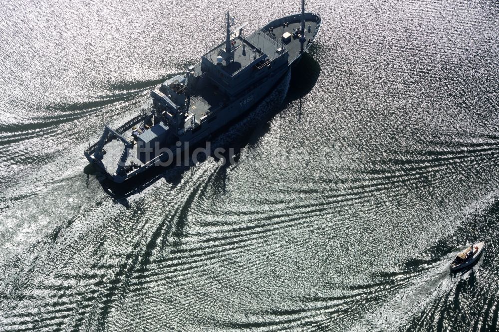 Kiel aus der Vogelperspektive: Mehrzweckschiff Y862 Helmsand auf dem Nord-Ostsee-Kanal in Kiel im Bundesland Schleswig-Holstein