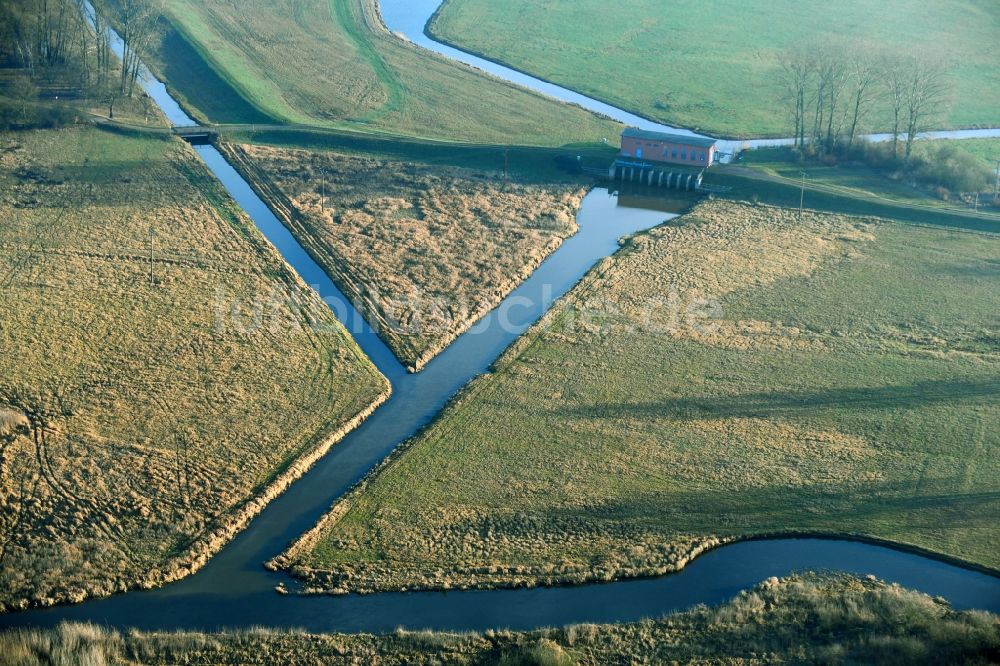 Luftaufnahme Amt Neuhaus - Melorationsgraben und Kanäle auf landwirtschaftlichen Feldern in Amt Neuhaus im Bundesland Niedersachsen, Deutschland