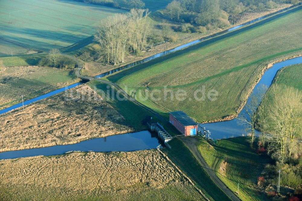 Luftaufnahme Amt Neuhaus - Melorationsgraben und Kanäle auf landwirtschaftlichen Feldern in Amt Neuhaus im Bundesland Niedersachsen, Deutschland