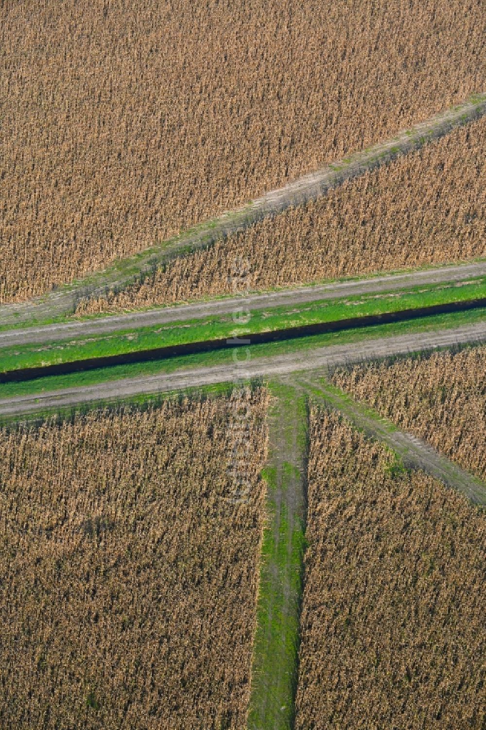 Schmachtenhagen von oben - Melorationsgraben und Kanäle auf landwirtschaftlichen Feldern bei Schmachtenhagen im Bundesland Brandenburg, Deutschland
