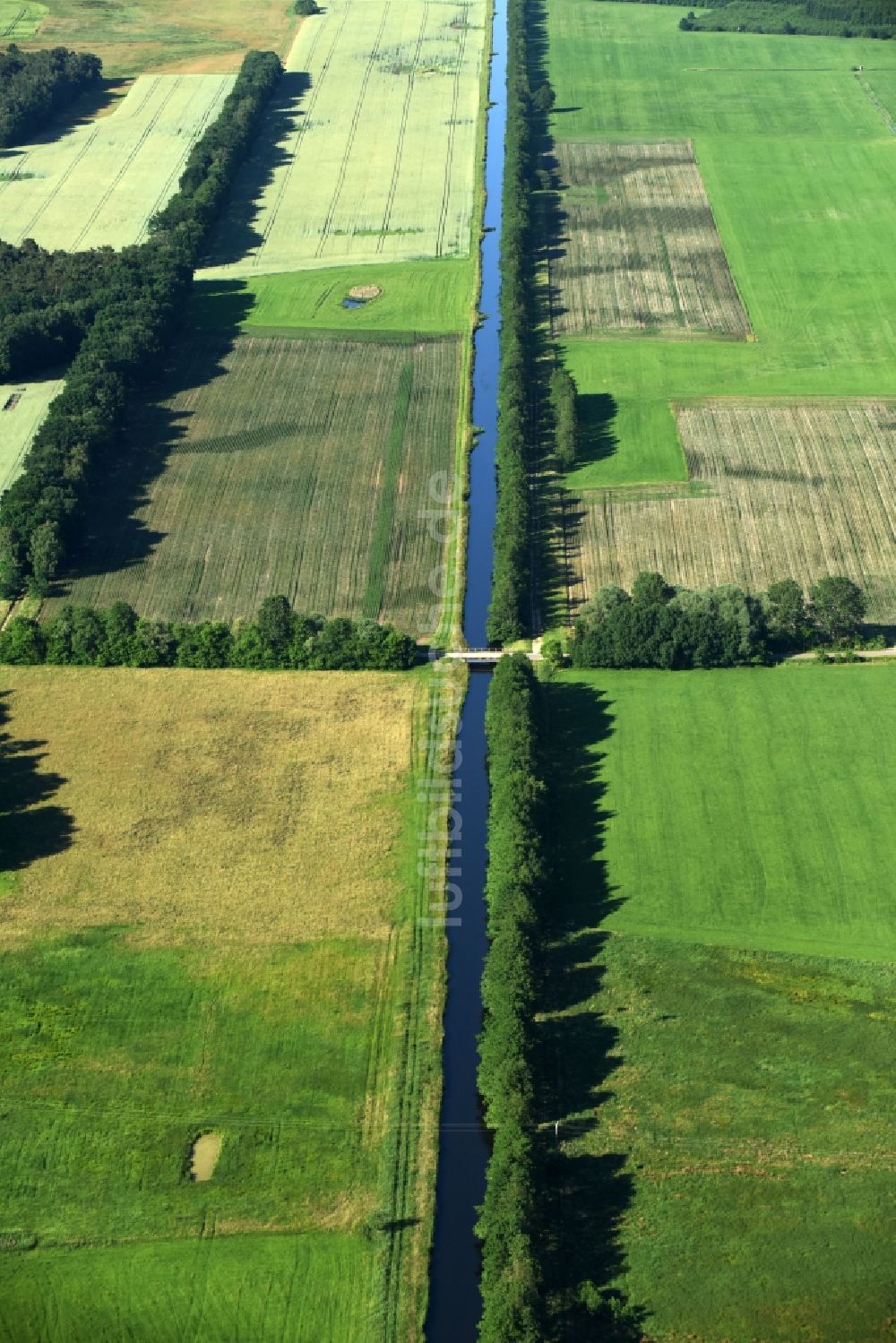 Luftaufnahme Grebs-Niendorf - Melorationsgraben und Kanäle auf landwirtschaftlichen Feldern in Grebs-Niendorf im Bundesland Mecklenburg-Vorpommern