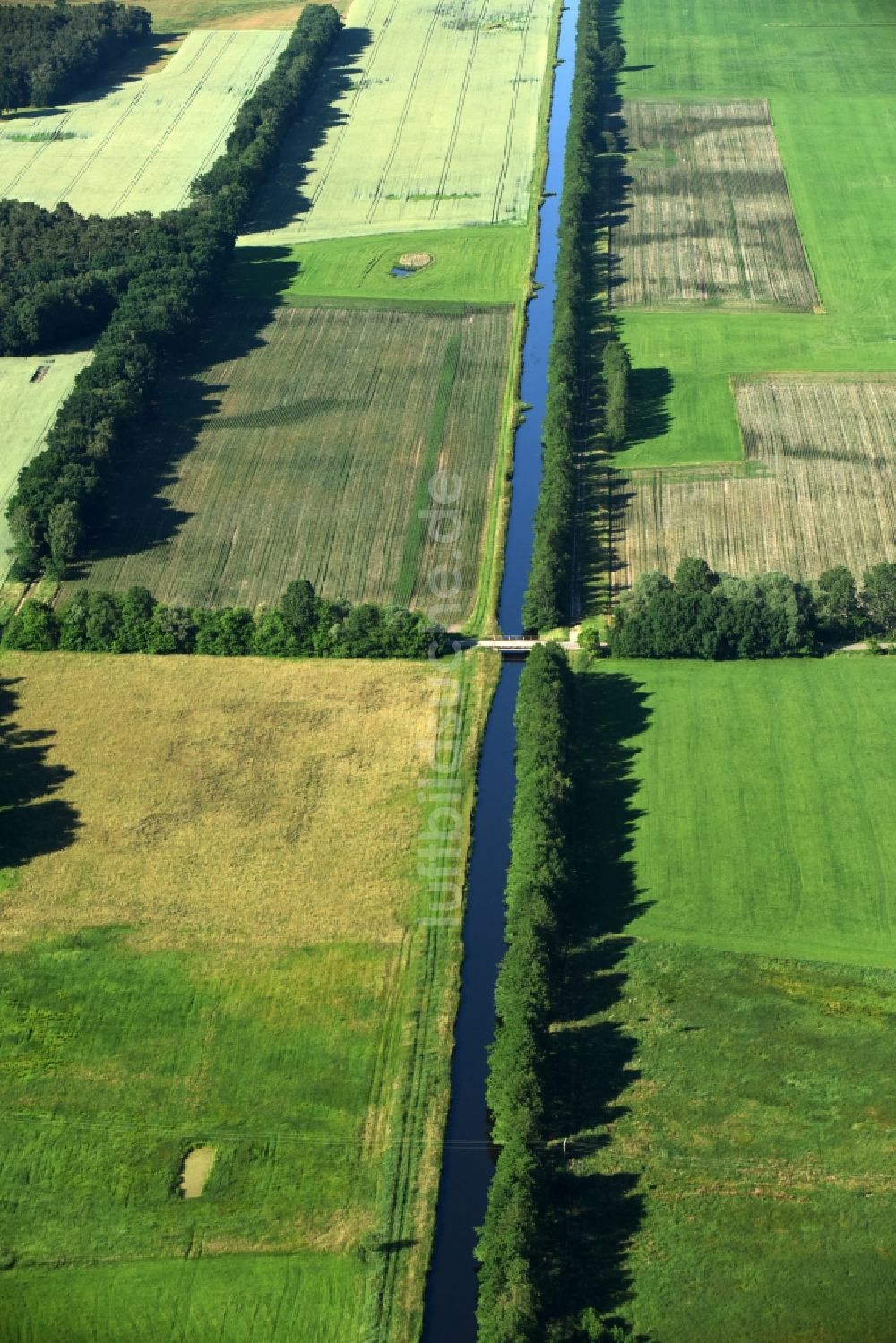 Grebs-Niendorf von oben - Melorationsgraben und Kanäle auf landwirtschaftlichen Feldern in Grebs-Niendorf im Bundesland Mecklenburg-Vorpommern
