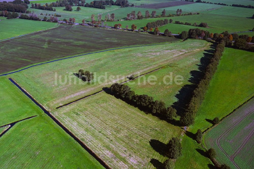Kalbe (Milde) von oben - Melorationsgraben und Kanäle auf landwirtschaftlichen Feldern in Kalbe (Milde) im Bundesland Sachsen-Anhalt, Deutschland