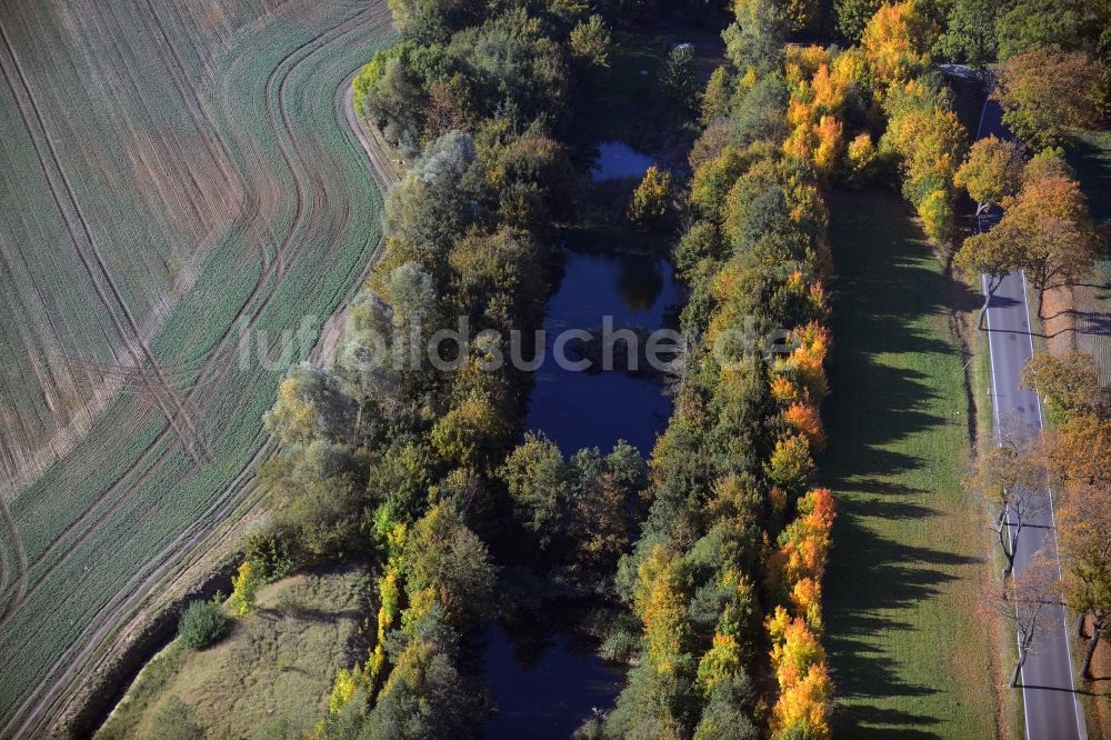 Krummensee von oben - Melorationsgraben und Kanäle auf landwirtschaftlichen Feldern in Krummensee im Bundesland Brandenburg