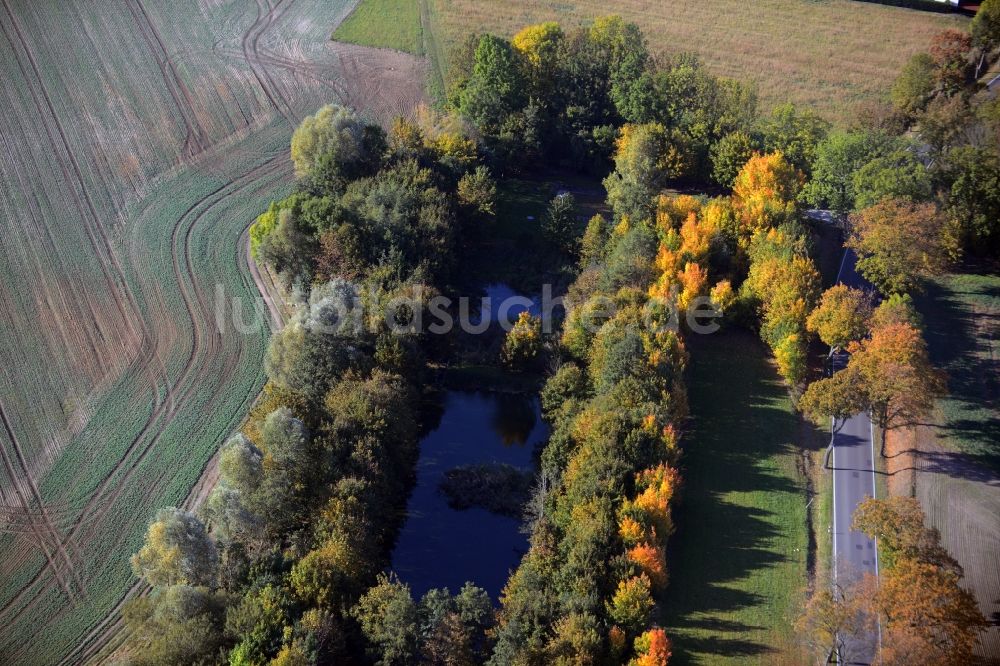 Krummensee aus der Vogelperspektive: Melorationsgraben und Kanäle auf landwirtschaftlichen Feldern in Krummensee im Bundesland Brandenburg