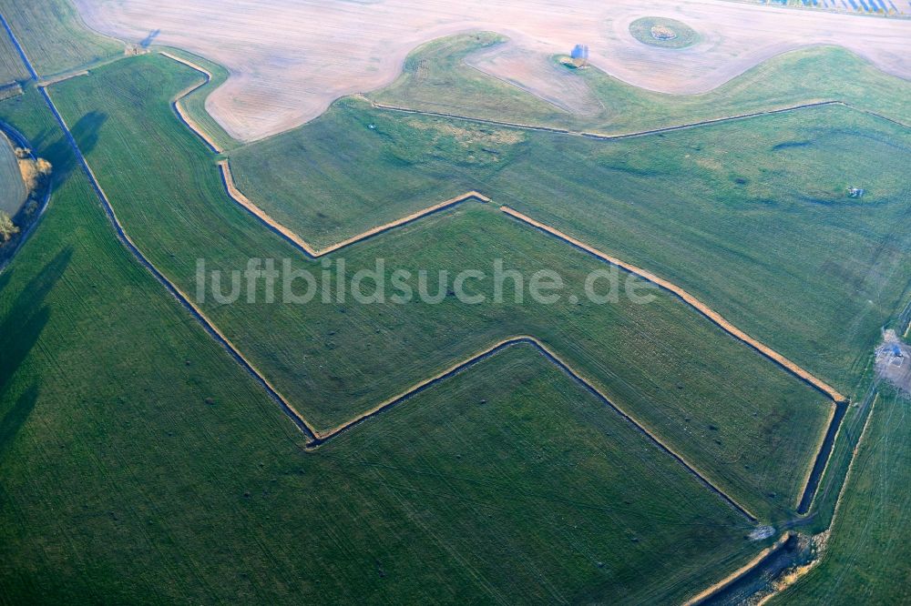 Luftaufnahme Tützpatz - Melorationsgraben und Kanäle auf landwirtschaftlichen Feldern in Tützpatz im Bundesland Mecklenburg-Vorpommern, Deutschland