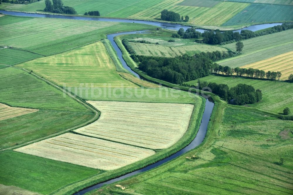 Winseldorf aus der Vogelperspektive: Melorationsgraben und Kanäle auf landwirtschaftlichen Feldern in Winseldorf im Bundesland Schleswig-Holstein