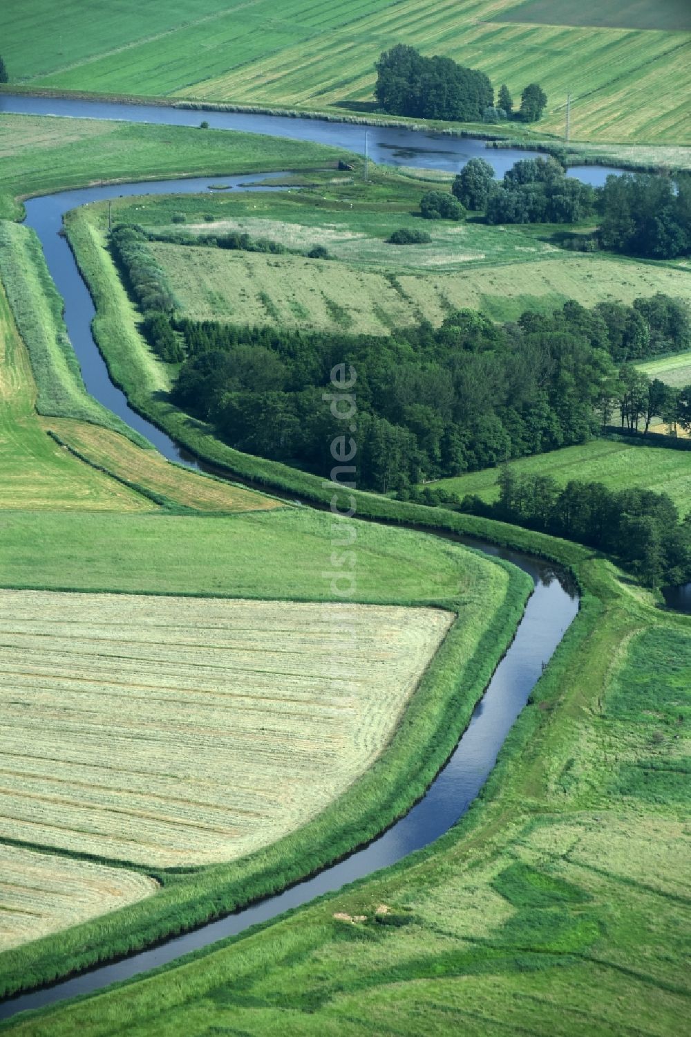 Luftaufnahme Winseldorf - Melorationsgraben und Kanäle auf landwirtschaftlichen Feldern in Winseldorf im Bundesland Schleswig-Holstein