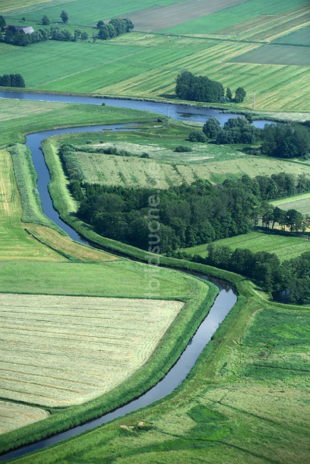 Winseldorf von oben - Melorationsgraben und Kanäle auf landwirtschaftlichen Feldern in Winseldorf im Bundesland Schleswig-Holstein