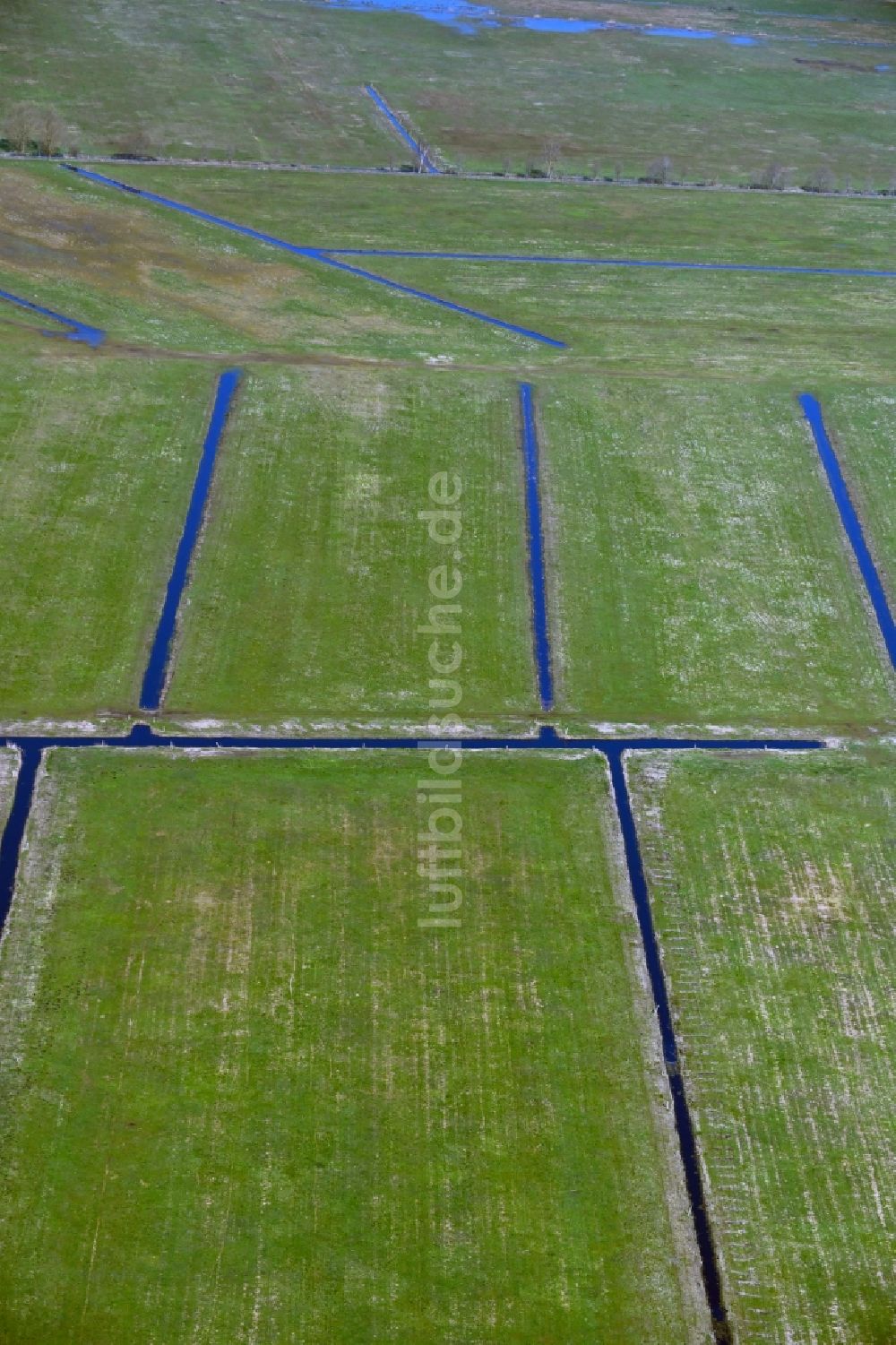 Luftbild Zirchow - Melorationsgraben und Kanäle auf landwirtschaftlichen Feldern in Zirchow im Bundesland Mecklenburg-Vorpommern, Deutschland