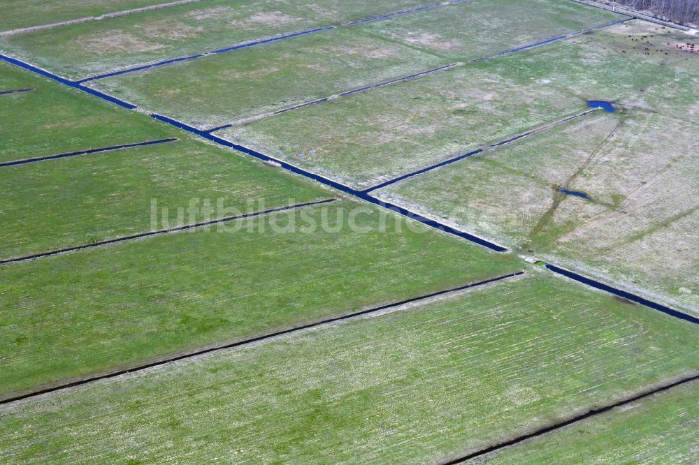 Luftaufnahme Zirchow - Melorationsgraben und Kanäle auf landwirtschaftlichen Feldern in Zirchow im Bundesland Mecklenburg-Vorpommern, Deutschland