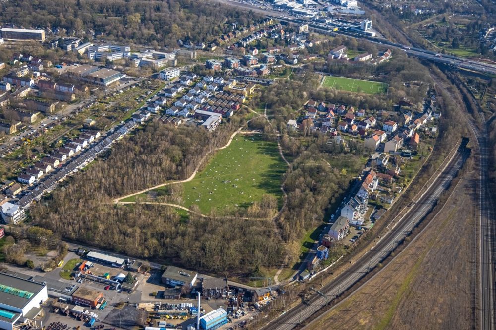 Dortmund aus der Vogelperspektive: Menschen erholen sich in der Parkanlage Tremoniapark in Dortmund im Bundesland Nordrhein-Westfalen, Deutschland