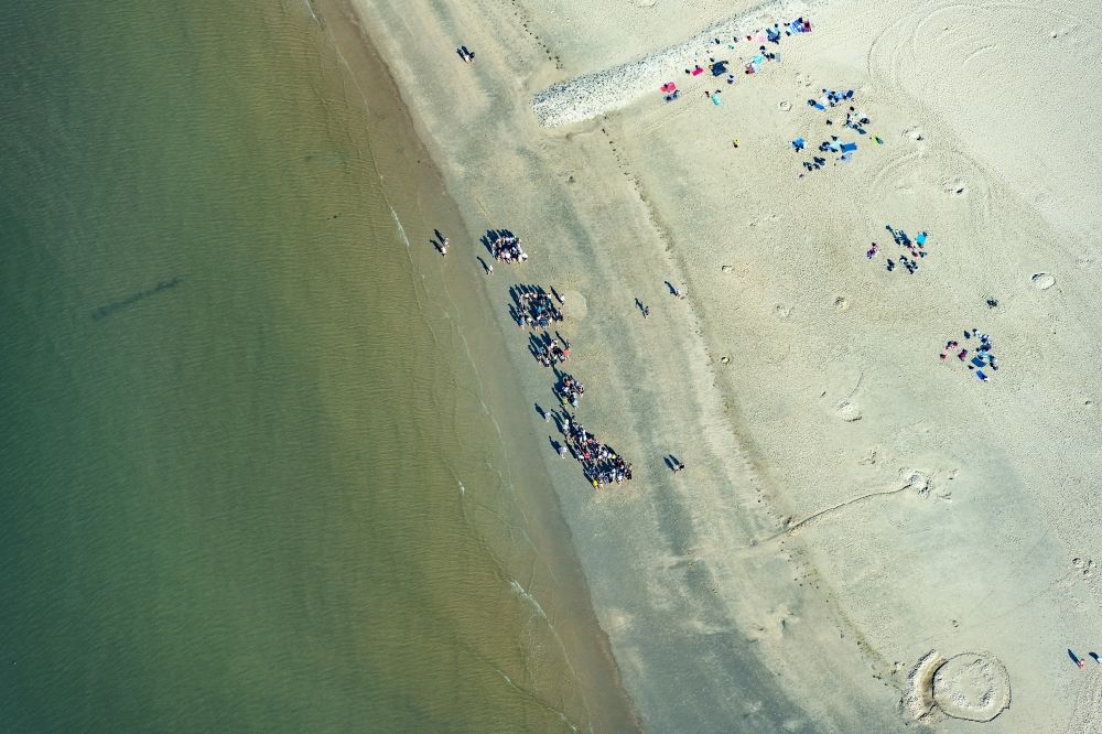 Borkum aus der Vogelperspektive: Menschen Gruppe am Sand- Strand im Küstenbereich der Nordsee in Borkum im Bundesland Niedersachsen