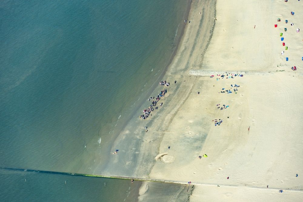 Luftbild Borkum - Menschen Gruppe am Sand- Strand im Küstenbereich der Nordsee in Borkum im Bundesland Niedersachsen