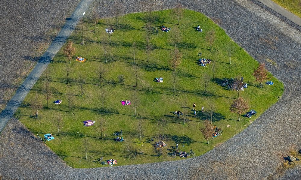 Luftbild Dortmund - Menschen auf einer Wiese im Ortsteil Remberg in Dortmund im Bundesland Nordrhein-Westfalen, Deutschland