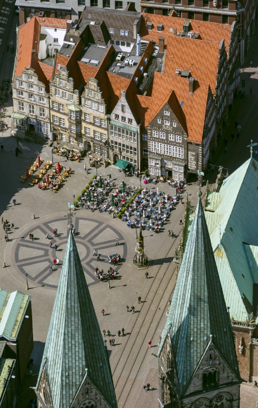 Bremen aus der Vogelperspektive: Menschenansammlungen an Cafétischen und Freiluftrestaurants auf dem Marktplatz in Bremen