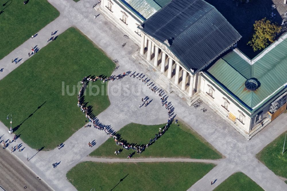 München aus der Vogelperspektive: Menschengruppe vor dem Museums- Gebäude- Glyptothek am Königsplatz in München im Bundesland Bayern, Deutschland