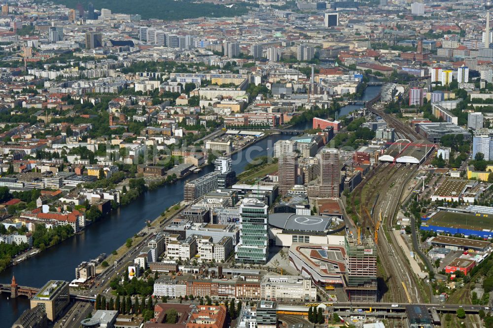 Luftaufnahme Berlin - Mercedes-Benz-Arena im Anschutz Areal im Stadtteil Friedrichshain in Berlin
