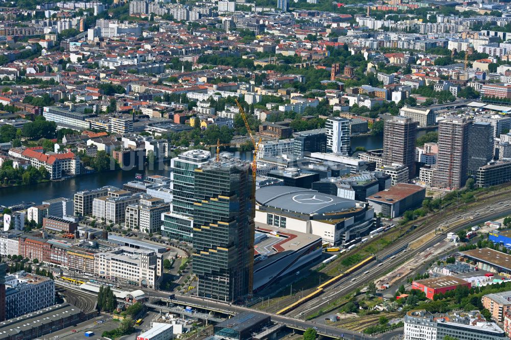 Luftaufnahme Berlin - Mercedes-Benz-Arena im Anschutz Areal im Stadtteil Friedrichshain in Berlin