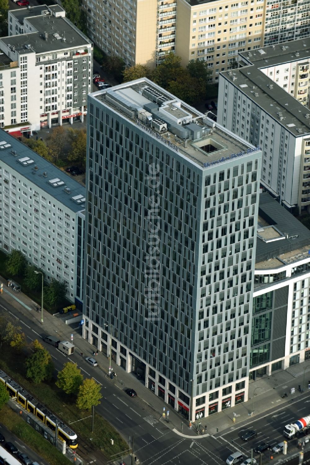Berlin aus der Vogelperspektive: Mercedes-Benz Bank Service Center - Hochhausneubau an der Mollstrasse in Berlin - Mitte