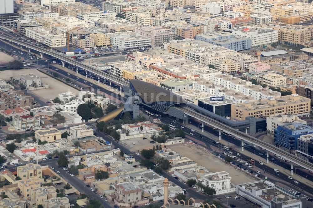 Dubai aus der Vogelperspektive: Metro Haltestelle im Ortsteil Bur Dubai in Dubai in Vereinigte Arabische Emirate