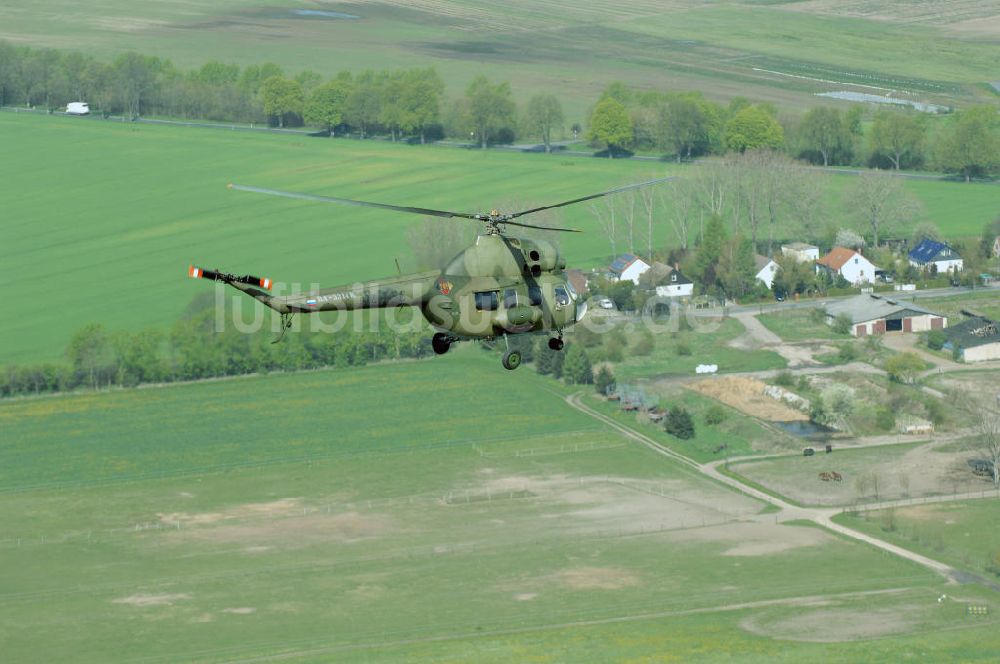 Finow von oben - Mi-2 Helikopter in NVA-Luftstreitkräftebemalung auf Oldtimertreffen am Flugplatz Finow / Eberswalde