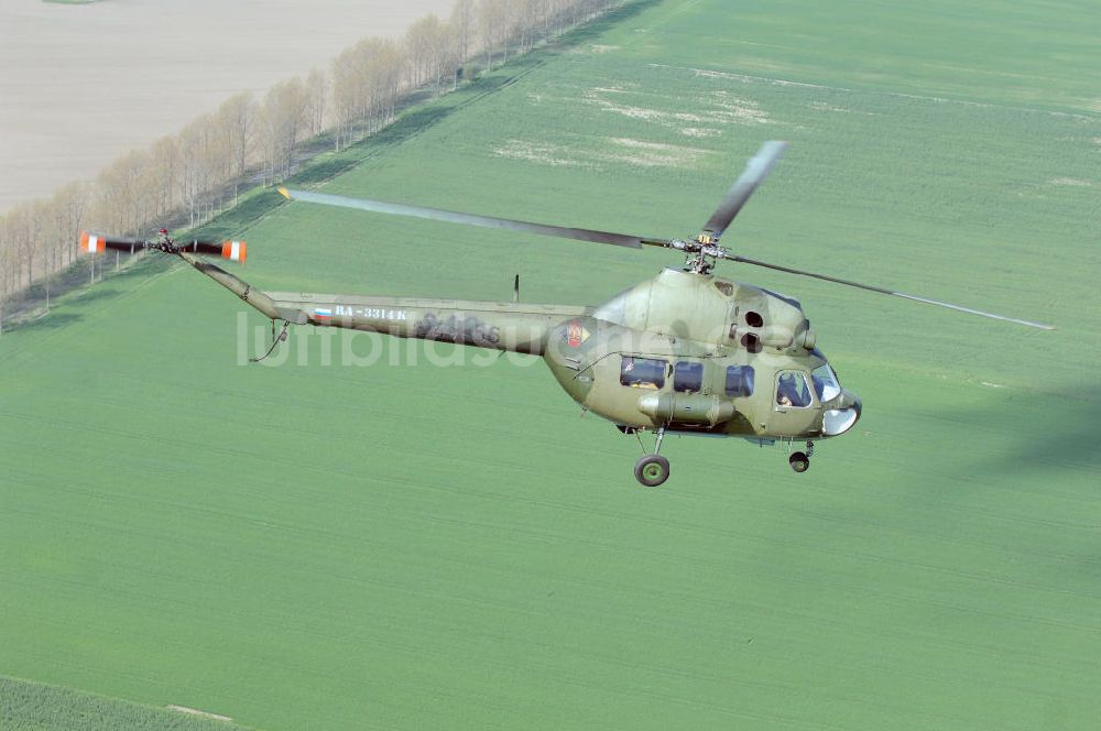 Luftaufnahme Finow - Mi-2 Helikopter in NVA-Luftstreitkräftebemalung auf Oldtimertreffen am Flugplatz Finow / Eberswalde