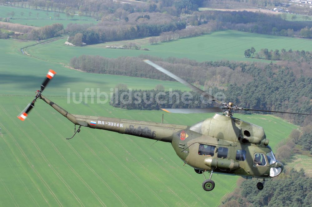 Luftbild Finow - Mi-2 Helikopter in NVA-Luftstreitkräftebemalung auf Oldtimertreffen am Flugplatz Finow / Eberswalde