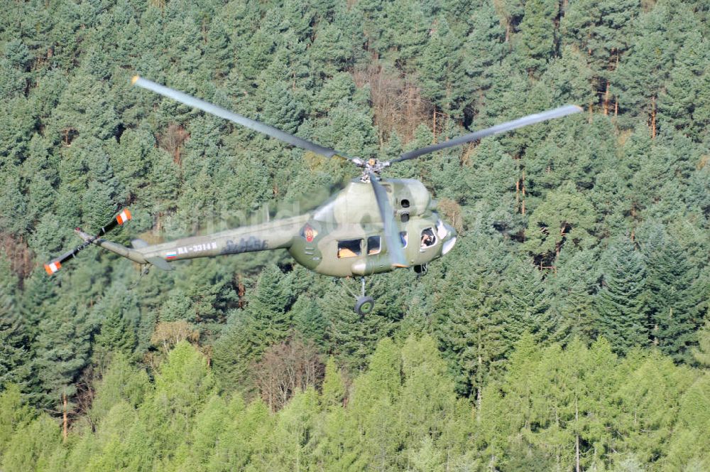 Luftaufnahme Finow - Mi-2 Helikopter in NVA-Luftstreitkräftebemalung auf Oldtimertreffen am Flugplatz Finow / Eberswalde