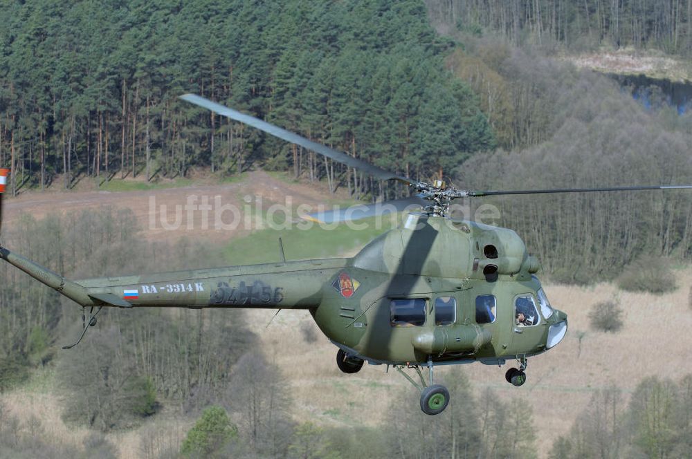 Finow aus der Vogelperspektive: Mi-2 Helikopter in NVA-Luftstreitkräftebemalung auf Oldtimertreffen am Flugplatz Finow / Eberswalde
