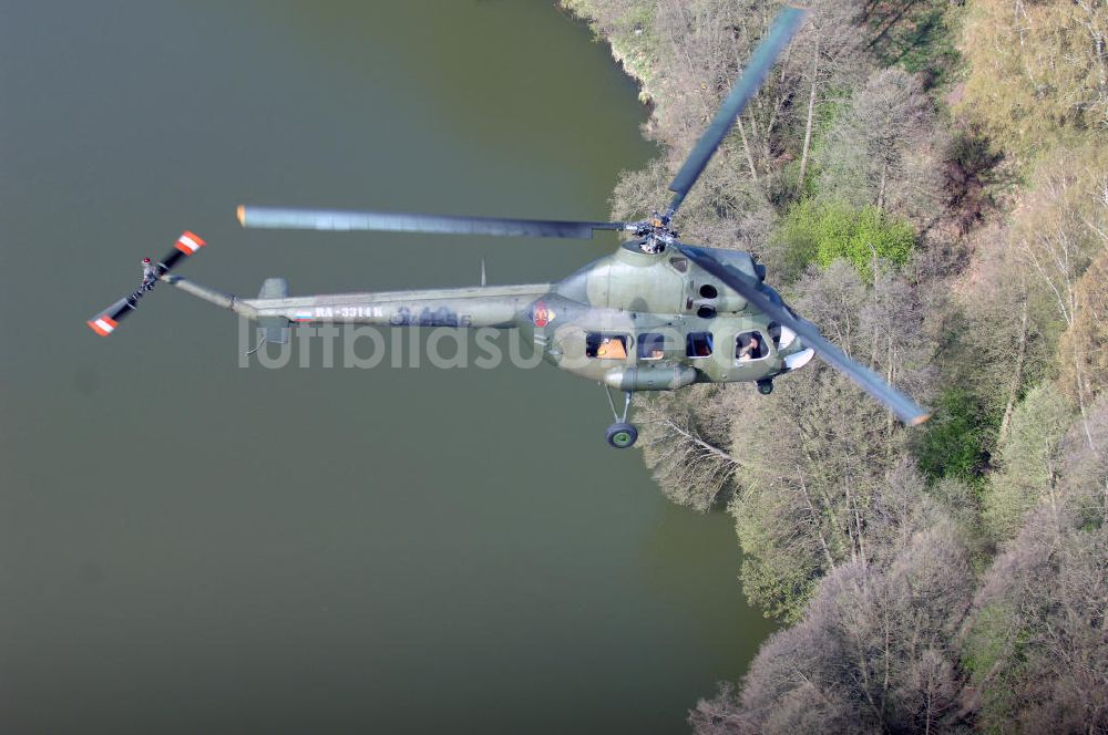 Finow von oben - Mi-2 Helikopter in NVA-Luftstreitkräftebemalung auf Oldtimertreffen am Flugplatz Finow / Eberswalde