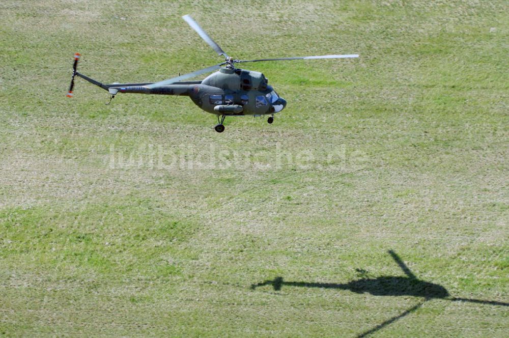 Finow aus der Vogelperspektive: Mi-2 Helikopter in NVA-Luftstreitkräftebemalung auf Oldtimertreffen am Flugplatz Finow / Eberswalde