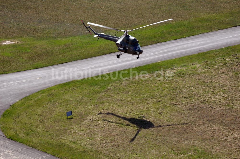 Luftbild Finow - Mi-2 Helikopter in NVA-Luftstreitkräftebemalung auf Oldtimertreffen am Flugplatz Finow / Eberswalde