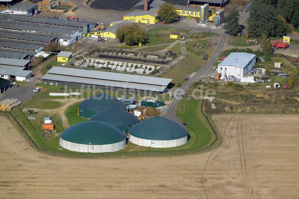 Luftaufnahme Kremmen - Milchviehanlage und Tierzucht- Stallanlagen mit Kühen in Kremmen im Bundesland Brandenburg