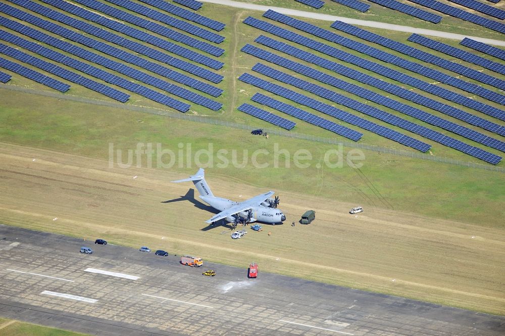 Luftaufnahme Drewitz - Militärischer Transporter Airbus A400M auf dem Flugplatz Cottbus-Drewitz im Bundesland Brandenburg
