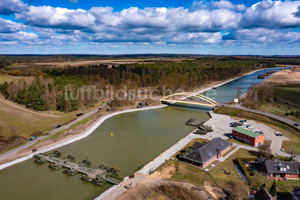 Luftbild Finowfurt - Militärischer Übungseinsatz zur Errichtung einer Pontonbrücke über den Oder-Havel-Kanal in Finowfurt im Bundesland Brandenburg, Deutschland