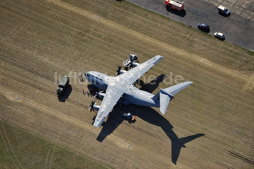 Luftaufnahme Drewitz - Militärischer Transporter Airbus A400M auf dem Flugplatz Cottbus-Drewitz im Bundesland Brandenburg