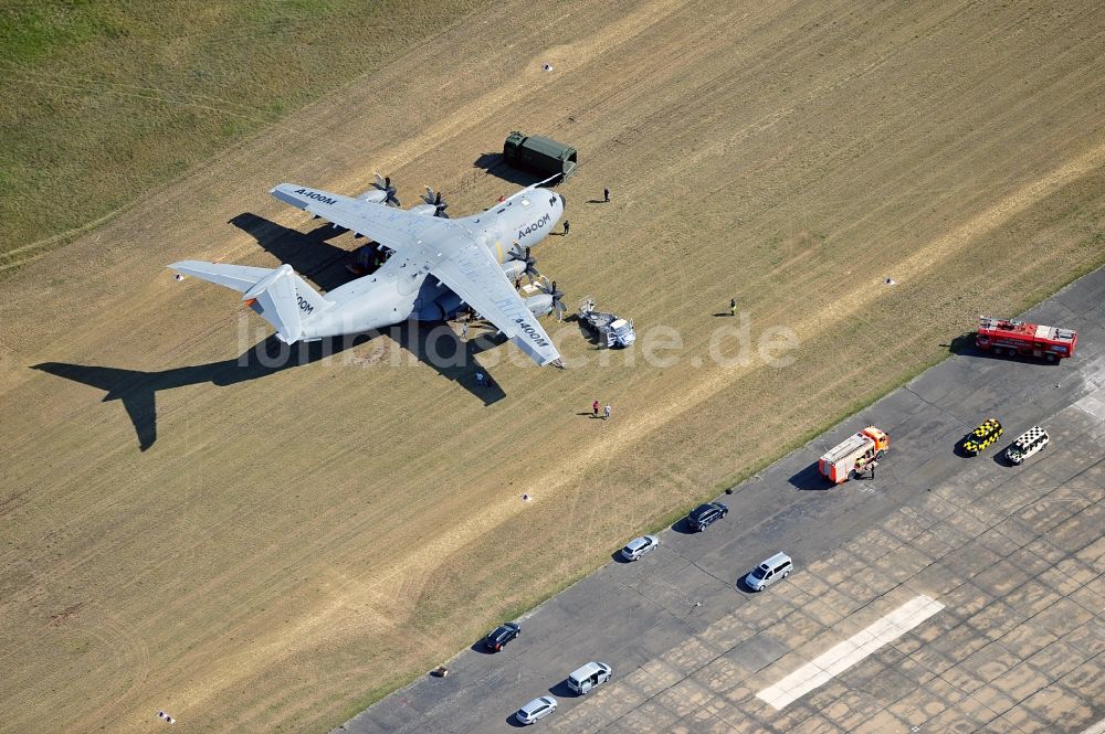 Drewitz aus der Vogelperspektive: Militärischer Transporter Airbus A400M auf dem Flugplatz Cottbus-Drewitz im Bundesland Brandenburg