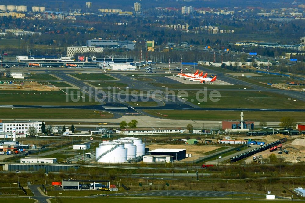 Schönefeld aus der Vogelperspektive: Mineralöl - Hochtanklager auf dem Flughafen in Schönefeld im Bundesland Brandenburg, Deutschland