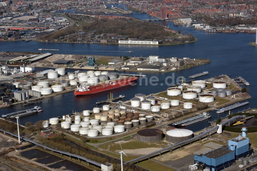 Luftaufnahme Amsterdam - Mineralöl - Hochtanklager Methaanweg - Benzolweg im Ortsteil Westpoort in Amsterdam in Noord-Holland, Niederlande