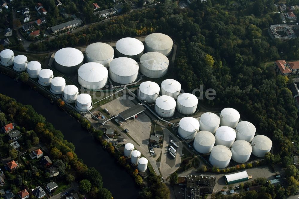 Berlin von oben - Mineralöl - Hochtanklager der Oiltanking Deutschland GmbH an der Kaiser-Wilhelm-Straße in Berlin