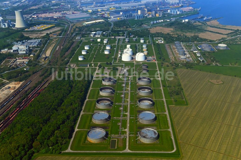 Rostock aus der Vogelperspektive: Mineralöl - Hochtanklager im Ortsteil Peez in Rostock im Bundesland Mecklenburg-Vorpommern, Deutschland