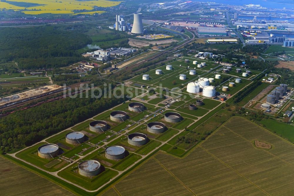 Luftaufnahme Rostock - Mineralöl - Hochtanklager im Ortsteil Peez in Rostock im Bundesland Mecklenburg-Vorpommern, Deutschland